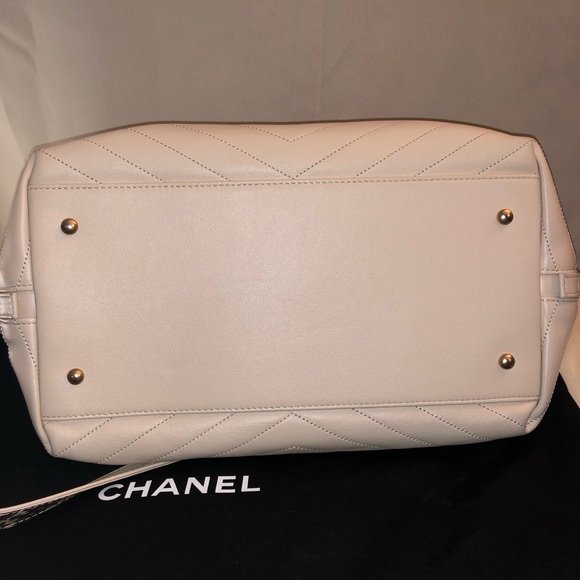 Chanel Chevron Chic Large Tote - Picture 3 of 8